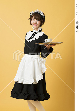 コーヒーを提供するメイドさんの写真素材