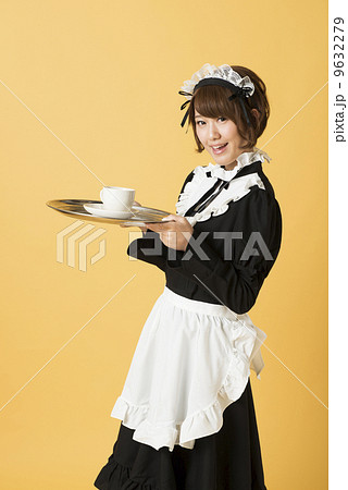 コーヒーを提供するメイドさんの写真素材
