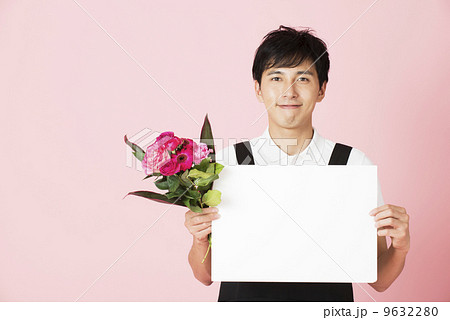 メッセージボードを持つお花屋さんの写真素材