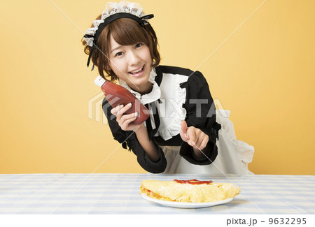 オムライスを提供するメイドさん オムライスを提供するメイドさん 9632295