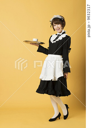 コーヒーを提供するメイドさん 9632317