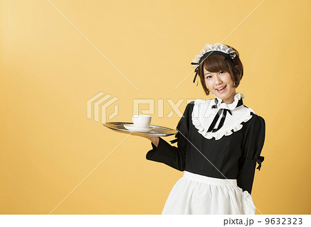 コーヒーを提供するメイドさん コーヒーを提供するメイドさん 9632323