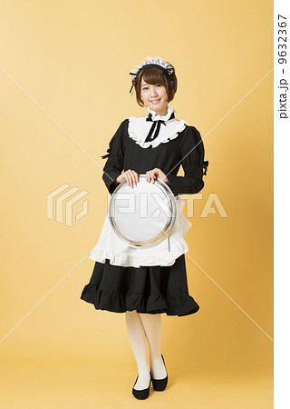トレイを持つメイドさん トレイを持つメイドさん 9632367