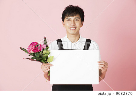 メッセージボードを持つお花屋さんの写真素材
