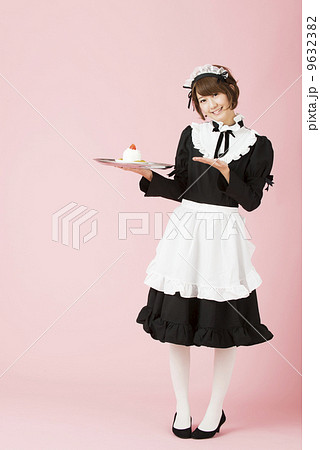 ケーキを提供するメイドさん 9632382