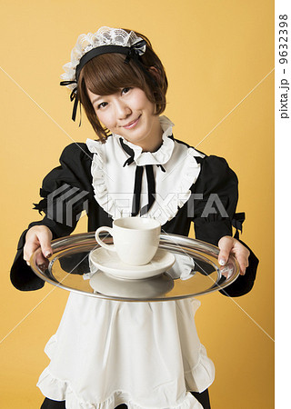 コーヒーを提供するメイドさん コーヒーを提供するメイドさん 9632398