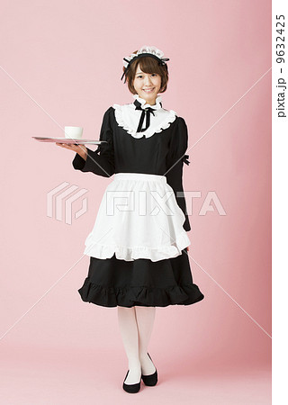 紅茶を提供するメイドさん 紅茶を提供するメイドさん 9632425