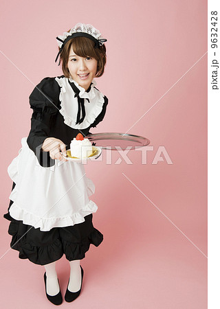 ケーキを提供するメイドさん 9632428