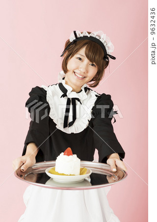 ケーキを提供するメイドさん ケーキを提供するメイドさん 9632436