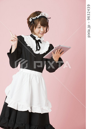 タブレットを持つメイドさん 9632439