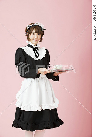 紅茶を提供するメイドさん 9632454
