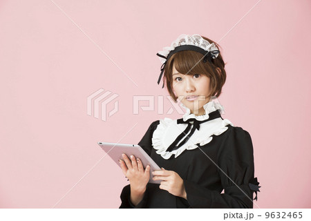 タブレットを持つメイドさん タブレットを持つメイドさん 9632465