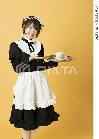 コーヒーを提供するメイドさん 9632467