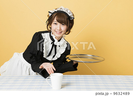 飲み物を提供するメイドさん 9632489