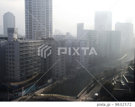 東京の冬のスモッグ 9632572