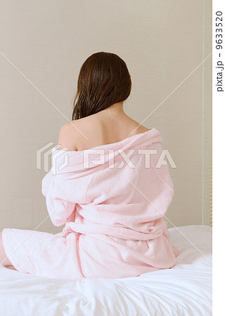 バスローブ姿の若い女性 バスローブ姿の若い女性 9633520