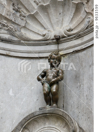 Famous statue Manneken Pis, Brussels 9633599