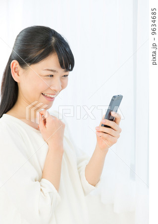 携帯電話を使う女性 携帯電話を使う女性 9634685