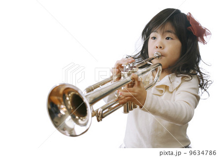 トランペットを吹く女の子の写真素材