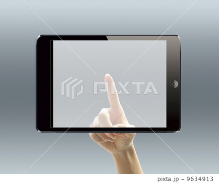 タブレットと女性の手 9634913