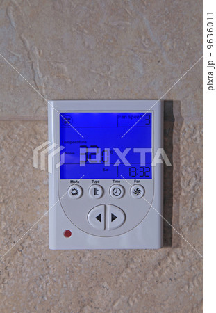 temperature on a digital thermostat 9636011