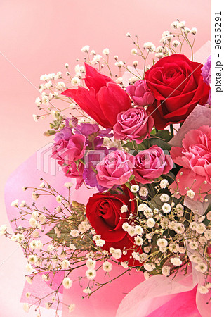 花 フラワーアレンジメント 植物 薔薇 バラ 紅いバラ カーネーション かすみ草 カスミ草 桃 の写真素材