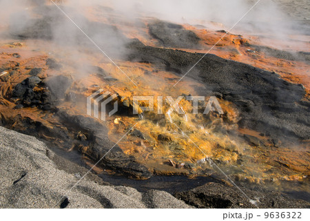 砂浜に流れる温泉 9636322