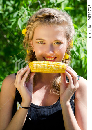 woman eating corn-cob 9636733