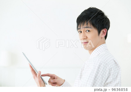 タブレットPCを使う男性 タブレットPCを使う男性 9636858