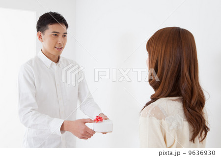プレゼントをもらう女性 プレゼントをもらう女性 9636930