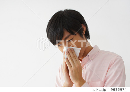 鼻をかむ男性 9636974