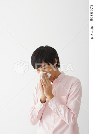 鼻をかむ男性 鼻をかむ男性 9636975