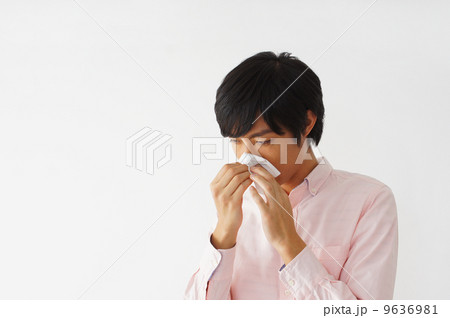 鼻をすする男性 9636981