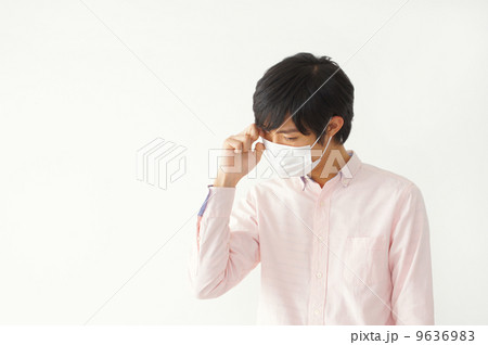 マスクをする男性 マスクをする男性 9636983