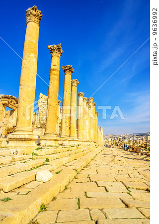 ジェラシュ遺跡の列柱道路(ヨルダン、ジェラシュ) ジェラシュ遺跡の列柱道路(ヨルダン、ジェラシュ) 9636992
