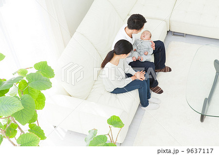 生後4カ月の赤ちゃんと家族 9637117