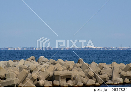 富山湾に現れた蜃気楼 富山湾に現れた蜃気楼 9637324