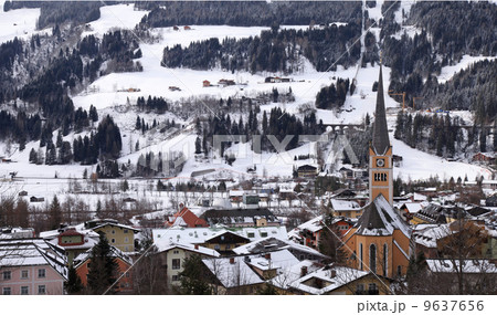 Winter village in the Austrian Alps 9637656