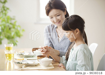 子供に箸の使い方を教える母親 9638318