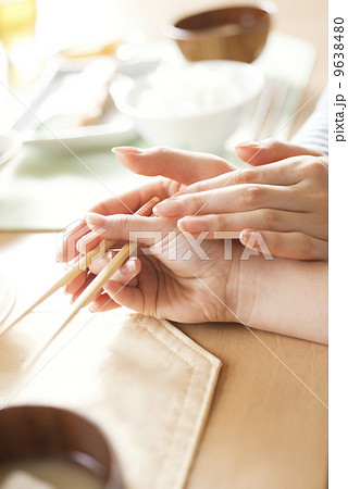 子供に箸の使い方を教える母親の手元 子供に箸の使い方を教える母親の手元 9638480