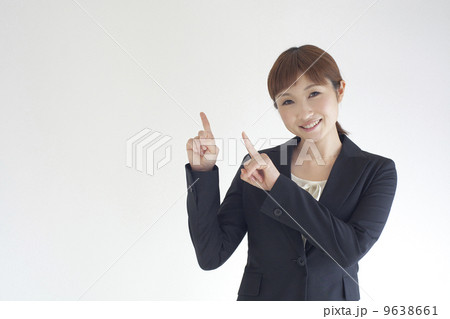 指をさすビジネスウーマン 9638661