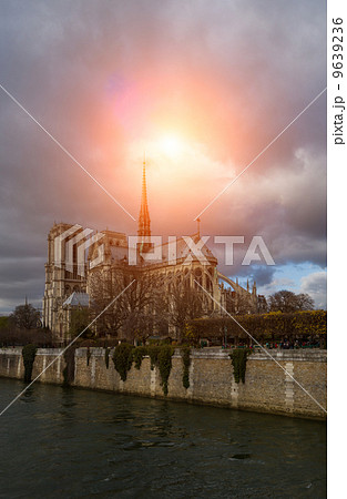 Notre Dame de Paris Cathedral 9639236
