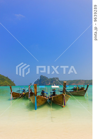 Paradise beach of Koh Phi Phi Paradise beach of Koh Phi Phi 9639289