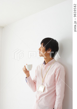 休憩をする男性 休憩をする男性 9639582