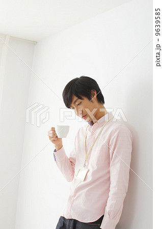 休憩をする男性　 9639585