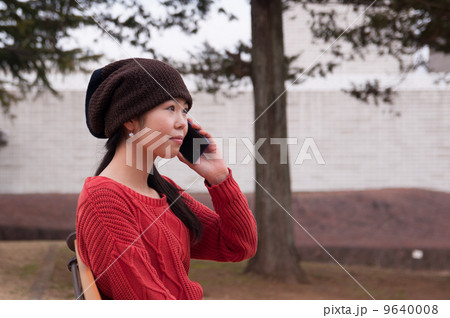 スマートフォンで話す女性 9640008