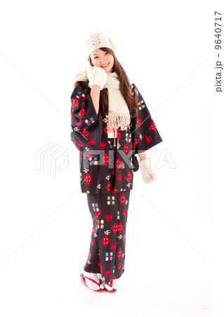 和服姿に防寒具を付けた可愛らしい女の子 和服姿に防寒具を付けた可愛らしい女の子 9640717