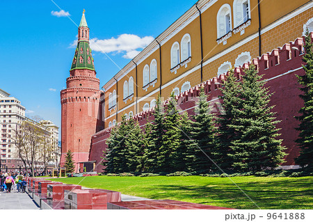 Kremlin Wall and Alexander Garden to the tomb of the unknown sol Kremlin Wall and Alexander Garden to the tomb of the unknown sol 9641888