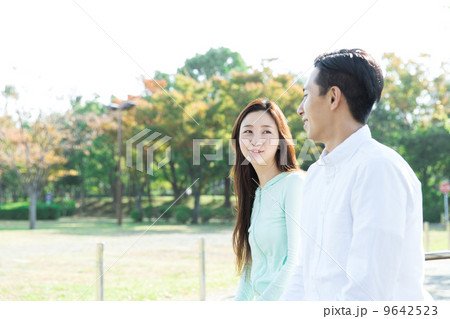 公園の男女 9642523