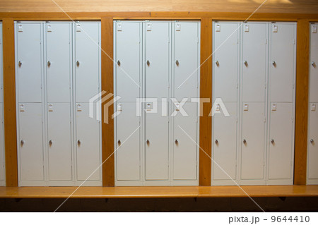 Closed lockers in a row at the college 9644410